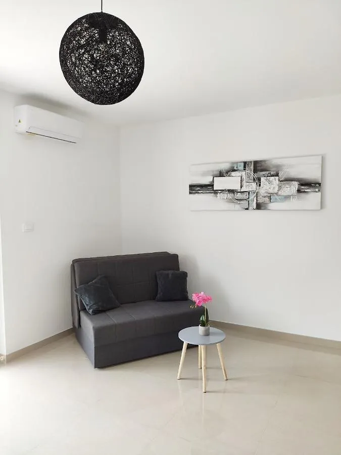 White Studio Apartman Pula Apartment