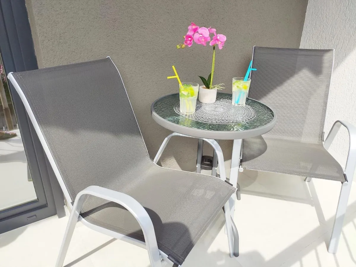 White Studio Apartman location